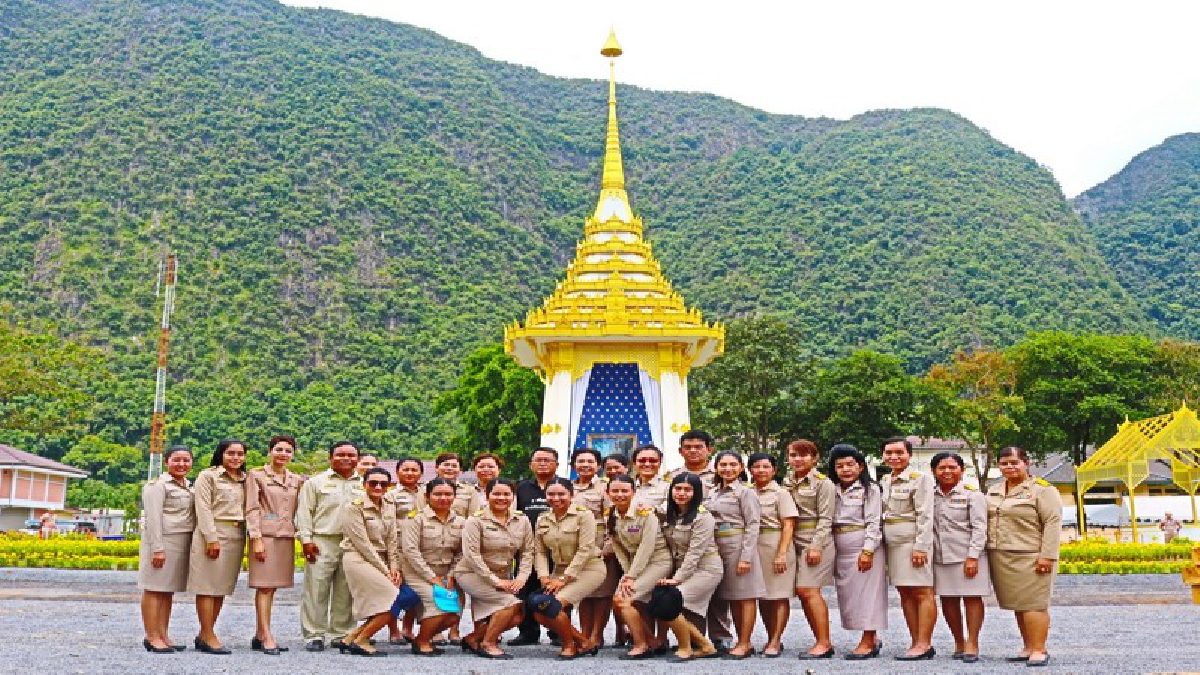 พังงาซ้อมพิธีการถวายดอกไม้จันทน์ ขณะที่ประชาชนจิตอาสาร่วมกันปรับปรุงภูมิทัศน์จัดนิทรรศการเฉลิมพระเกียรติอย่างต่อเนื่อง