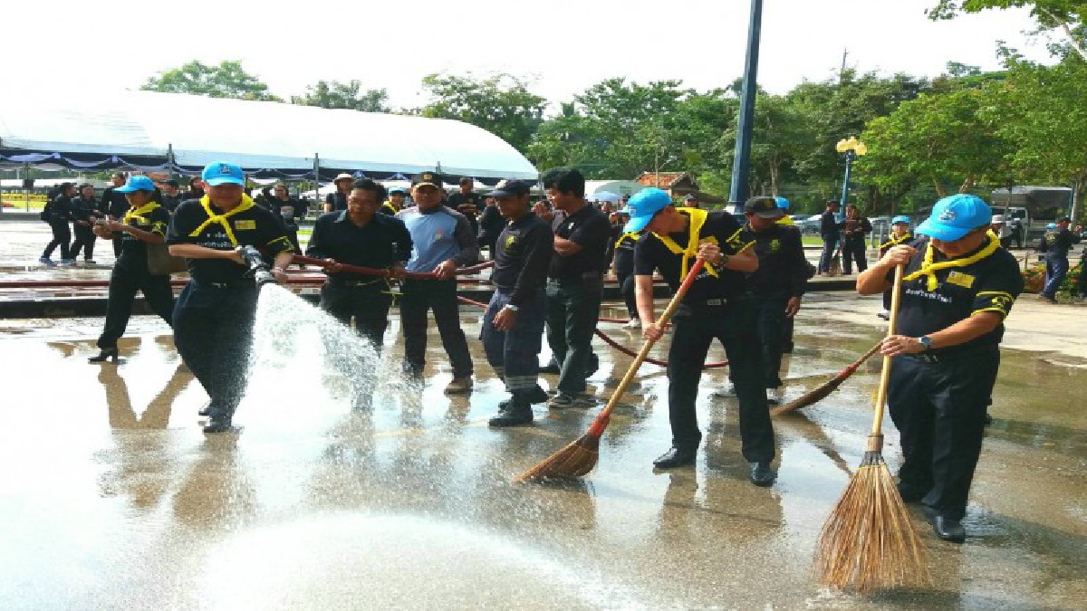 ผู้ว่าราชการ กำแพงเพชร พร้อมด้วยผู้บัญชาการกองพลทหารราบที่ 4 และจิตอาสาเฉพาะกิจร่วมกันบิ๊กคลีนนิ่ง เดย์ ก่อนงานพระราชพิธีถวายพระเพลิงพศพ