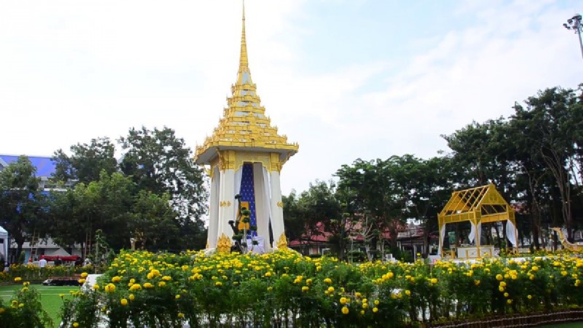 อ่างทอง!! จัดบิ๊กคลีนนิ่งเดย์ บริเวณพระเมรุมาศจำลอง และพสถานที่ถวายดอกไม้จันทน์งานพระราชพิธีถวายพระเพลิงพระบรมศพ