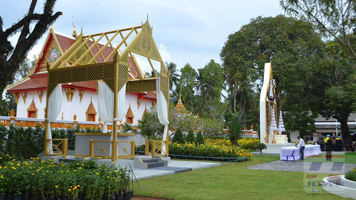 เตรียมความพร้อม..!! เกาะพะงัน จัดสถานที่พร้อมสำหรับพิธีถวายดอกไม้จันทน์ บริการแท็กซี่รับส่งผู้ร่วมงานฟรีทั้งวัน
