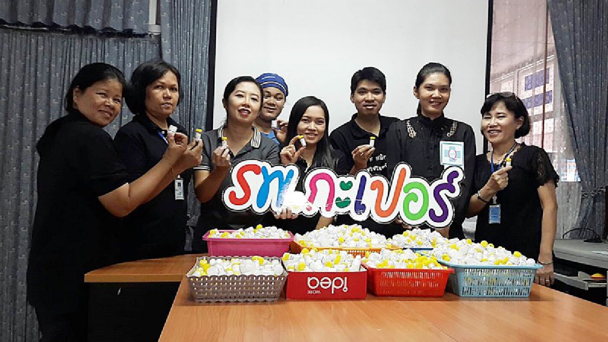 ทำดีถวายพ่อ!! พยาบาล ร.พ.กะเปอร์ จ.ระนอง สมทบเงินจัดทำพิมเสนน้ำ 5,000 ขวด เตรียมแจกในพิธีถวายดอกไม้จันทน์
