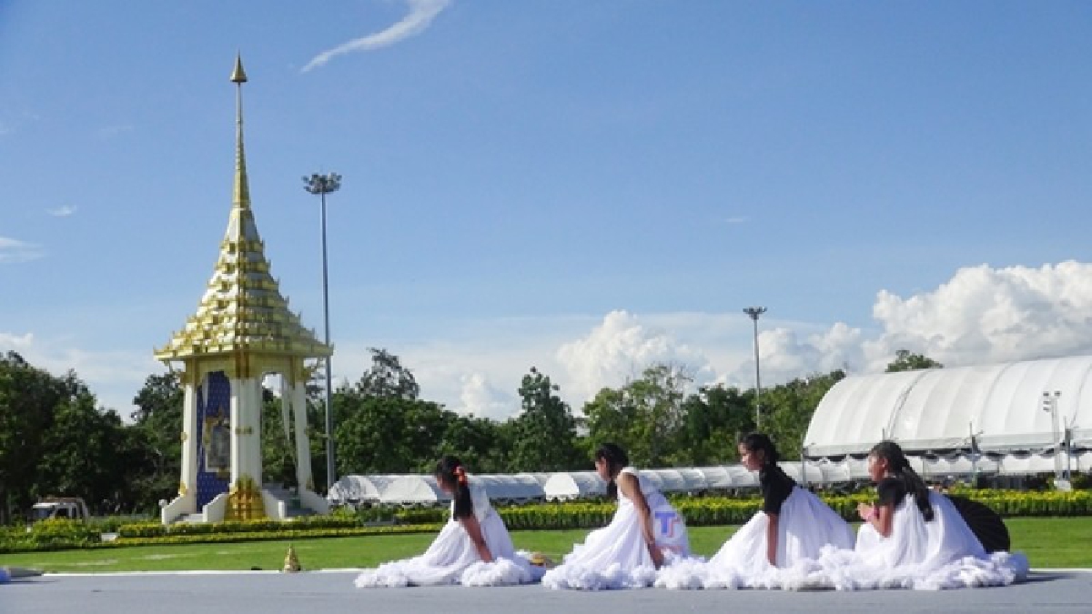 เตรียมความพร้อม เยาวชนจิตอาสาเร่งฝึกซ้อมการแสดงในสถานที่จริงหน้าพระเมรุมาศจำลองแม้จะต้องซ้อมกลางแดดจัด ก็อดทนและภาคภูมิใจ..!!