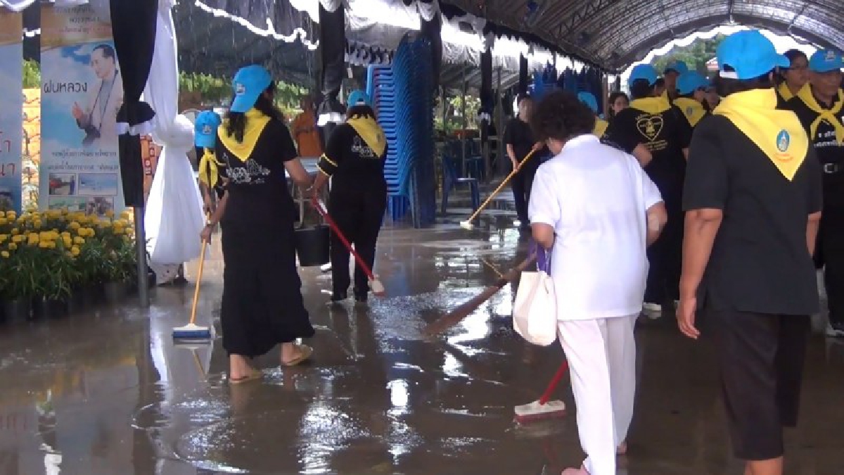 ร่วมกันทำดี!! พสกนิกรทุกหมู่เหล่า ร่วมกันจัดเตรียมสถานที่ และทำความสะอาดบริเวณวัดโคกสมานคุณ ซึ่งใช้เป็นสถานที่ถวายดอกไม้จันทน์ของ อ.หาดใหญ่