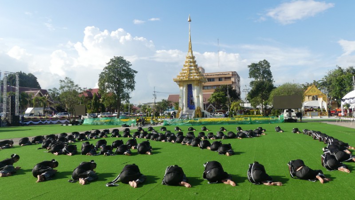 ปทุมธานี!! ครูจิตอาสา 100 คน ร่วมซ้อมรำมอญพร้อมแปลอักษรเลข 9 ถวายอาลัยครั้งสุดท้ายแด่พ่อหลวงรัชกาลที่ 9