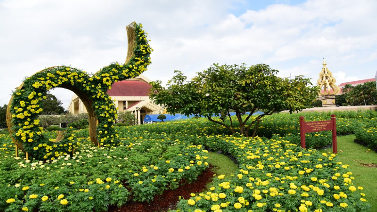 ปทุมธานี!! มทร.ธัญบุรี ตกแต่งสถานที่และจัดซุ้มถวายดอกไม้จันทน์ สวยสดงดงามให้สมพระเกียรติ