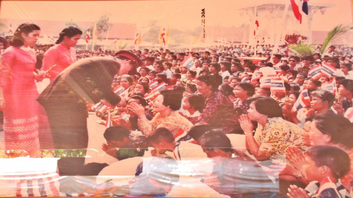 นอภ.ธาตุพนม ชวนน้อมรำลึก 62 ปี ในหลวงเสด็จวัดธาตุพนมถึง 6 ครั้ง สุดซาบซึ้ง ชื่นชมต้นไม้ ทรงปลูกในวัดธาตุพนม (มีคลิป)