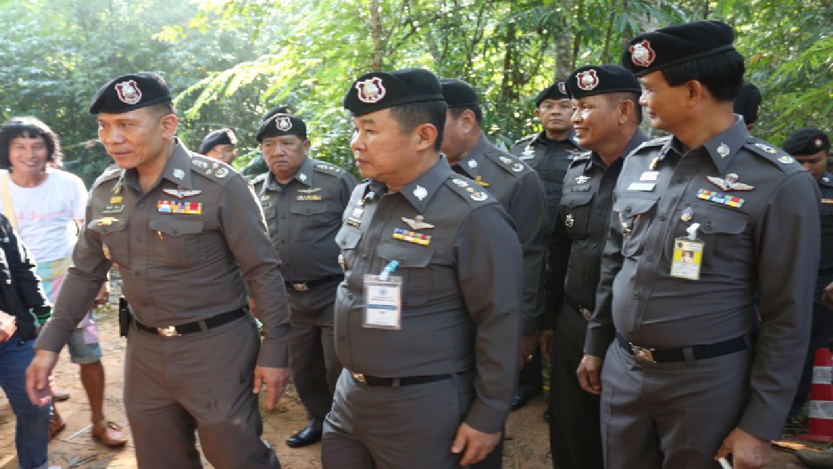 ตรวจละเอียด!! รอง ผบ.ตร.ปป.2 บินด่วนตรวจจุดสังหาร สั่งให้เก็บหลักฐานทุกอย่างในที่เกิดเหตุส่งสำนักงานตรวจพิสูจน์หลักฐานตรวจอย่างละเอียด