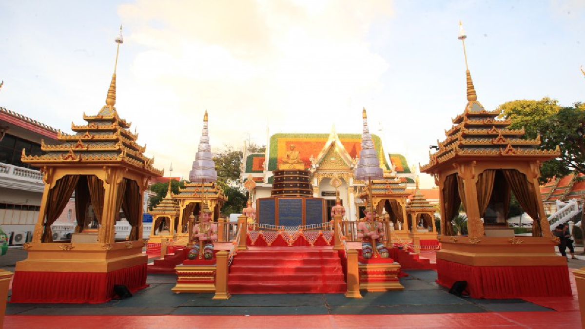 ผู้ว่าฯ ดูความพร้อมและการซักซ้อมพิธีวางดอกไม้จันทน์ ในงานพระราชพิธีถวายพระเพลิงพระบรมศพ  ชาวพัทยาร่วมใจทำความสะอาดถนน ทางเข้าร่วมงาน (คลิป)