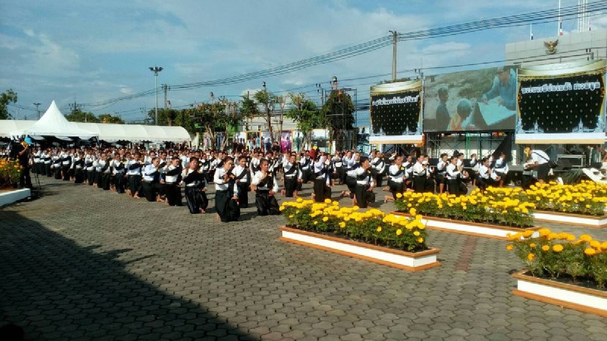 อลังการสมพระเกียรติ นักแสดงเกือบ 500 ชีวิต ซ้อมใหญ่ชุดการแสดงหน้าพระเมรุมาศจำลอง จ.สตูล (คลิป)