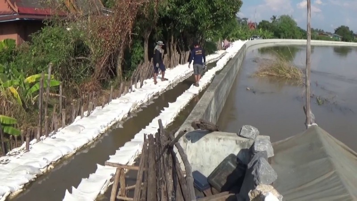 อ่างทองระทึก !!ชาวบ้านหมู่ที่ 7 - 8 โผงเผงผวาหนัก..พนังกั้นน้ำทะลุ หลังน้ำขึ้นต่อเนื่อง กัดเซาะเป็นโพรง (คลิป)