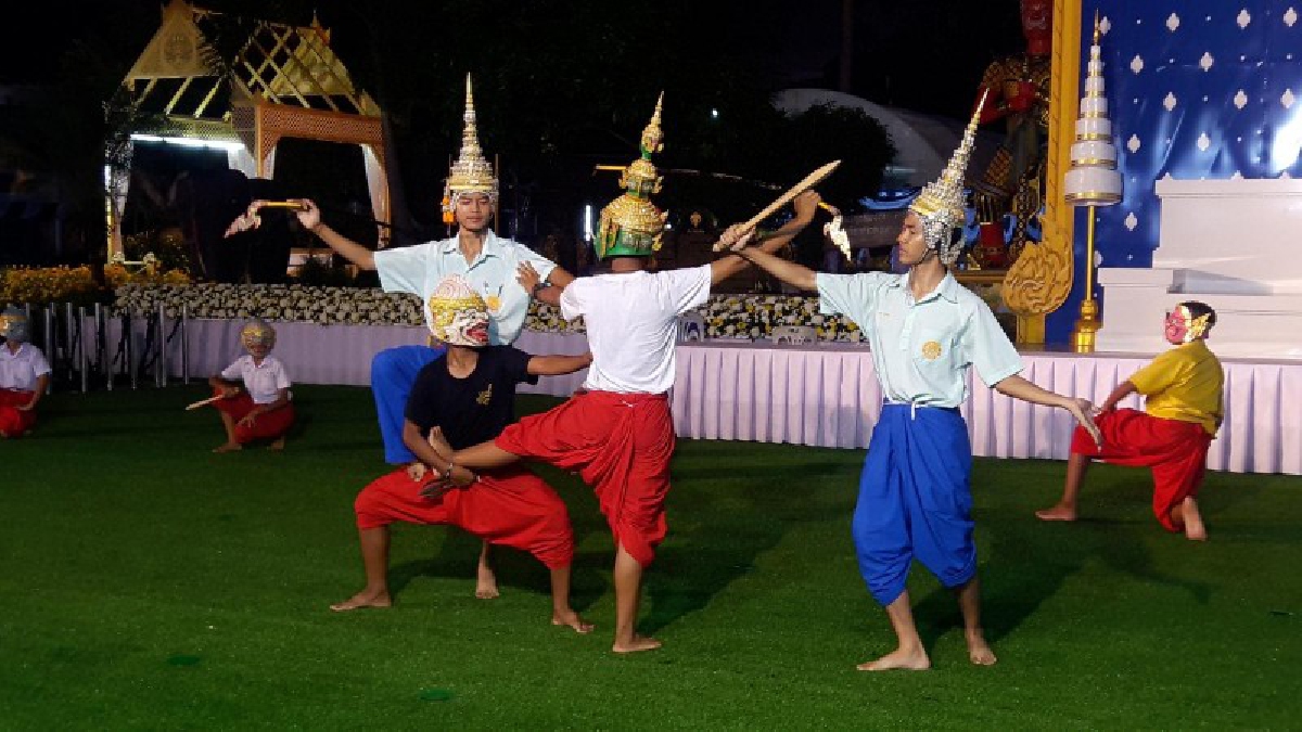 สมพระเกียรติ !! ชาวบ้านนา นครนายก เตรียมพร้อมงานพระราชพิธีถวายพระเพลิงพระบรมศพ นร.ซ้อมโขน หน้าสถานที่จริง