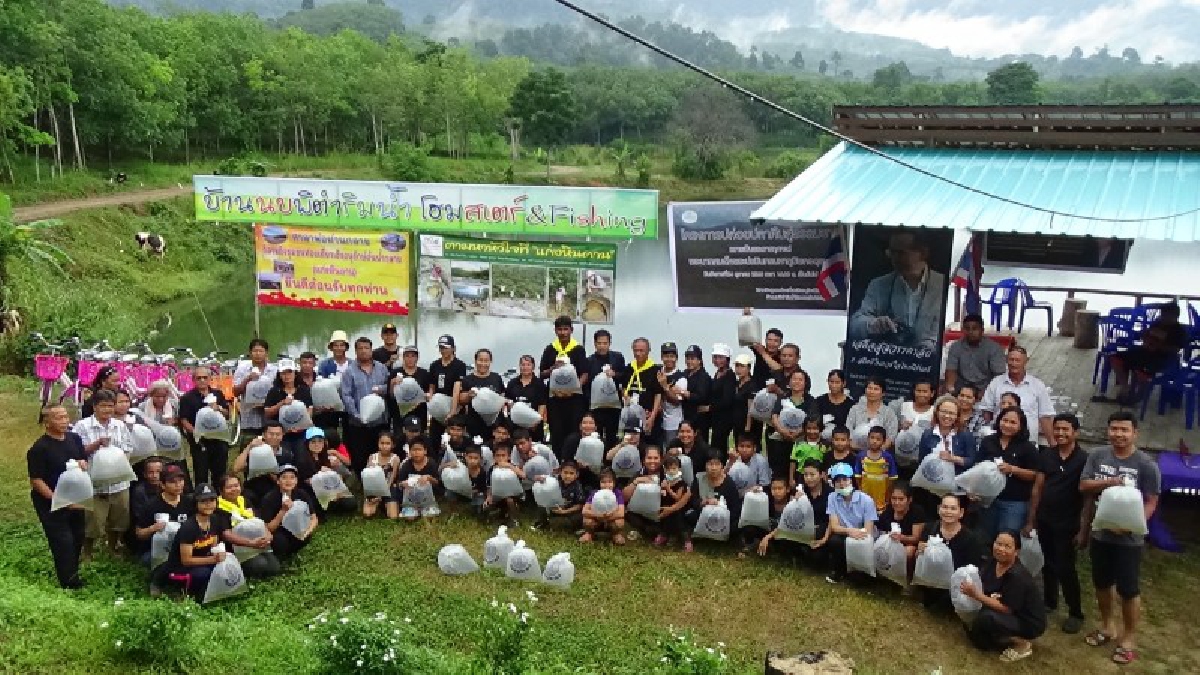 ชาวบ้านร่วมกัน คืนชีวิตปลาคืนสู่ธรรมชาติ เพื่อถวายเป็นพระราชกุศลแด่พระบาทสมเด็จพระปรมินทรมหาภูมิพลอดุลยเดช(ชมคลิป)