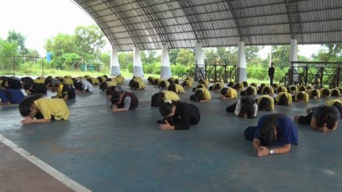 นางรำจิตอาสาศรีสะเกษ 120 คน เร่งซ้อมรำอย่างหนัก เพื่อให้การแสดงระบำอู่ทอง เตรียมแสดงหน้าพระเมรุมาศจำลอง