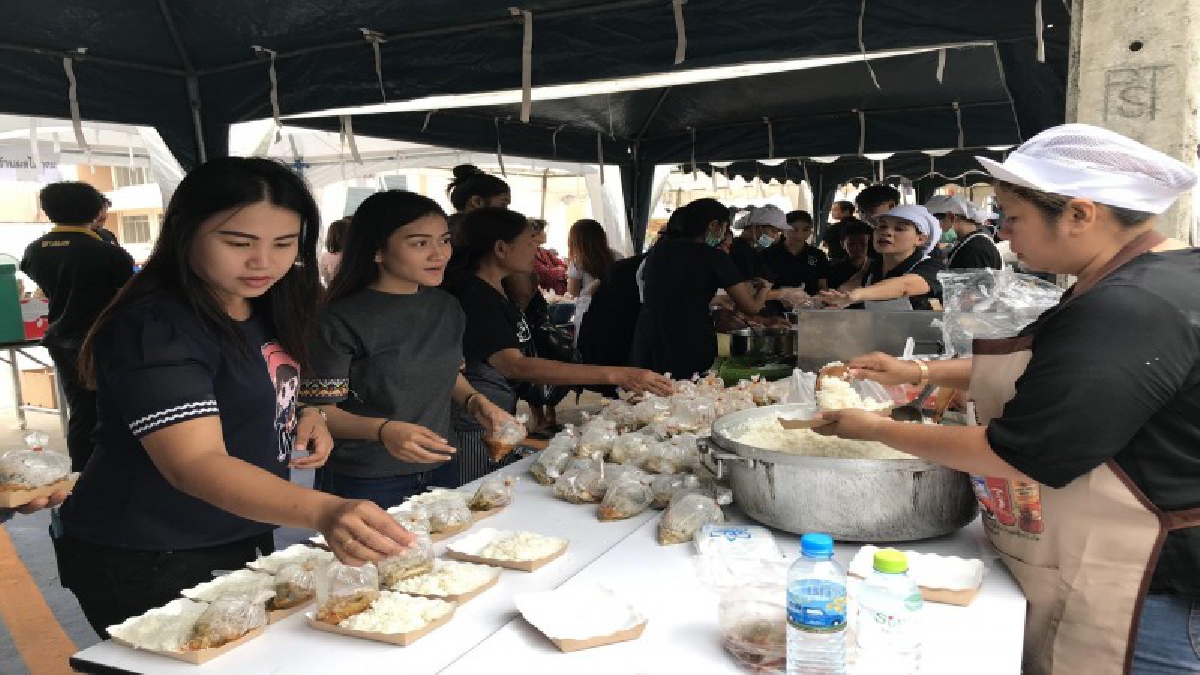 อิ่มบุญกันถ้วนหน้า ผู้ประกอบการร้านอาหาร รพ.สุรินทร์ พร้อมใจทำโรงทานเพื่อถวายเป็นพระราชกุศลแด่ &ldquo;พระบาทสมเด็จพระปรมินทรมหาภูมิพลอดุลยเดช&rdquo;