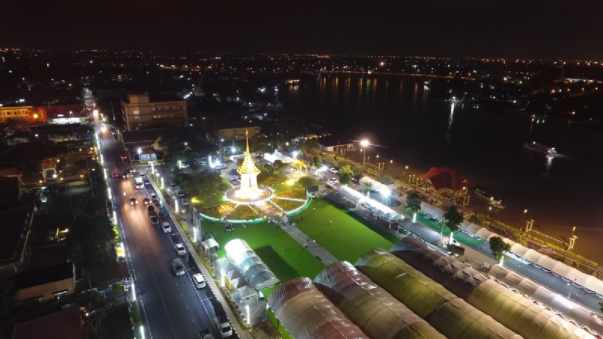 ปทุมธานี บรรยากาศตอนกลางคืนบริเวณสถานที่ก่อสร้างพระเมรุมาศจำลอง