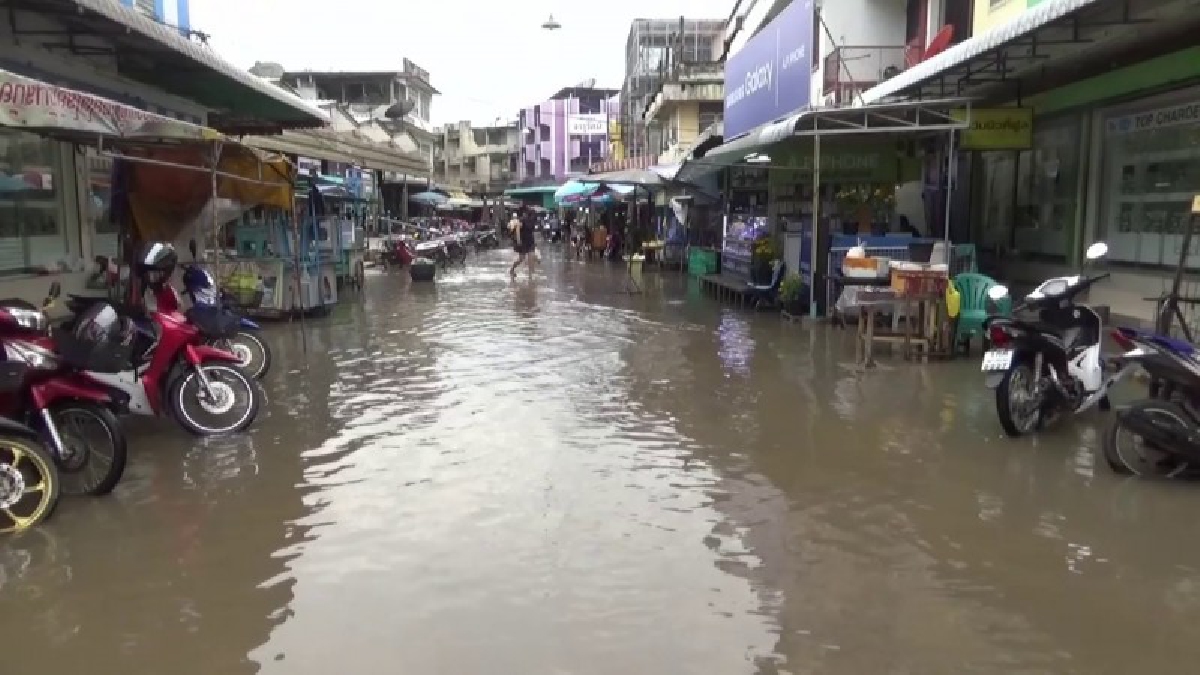 อ่างทองอ่วม !! ฝนตกหนัก ทำน้ำท่วมขังหลายจุด เทศบาลเร่งสูบระบาย ให้ประชาชนได้รับผลกระทบน้อยที่สุด (คลิป)