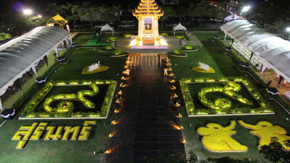พระเมรุมาศจำลองจังหวัดสุรินทร์ใกล้สมบูรณ์..งดงามสมพระเกียรติ ปชช.แห่เยี่ยมชม พร้อมถ่ายภาพเป็นที่ระลึก