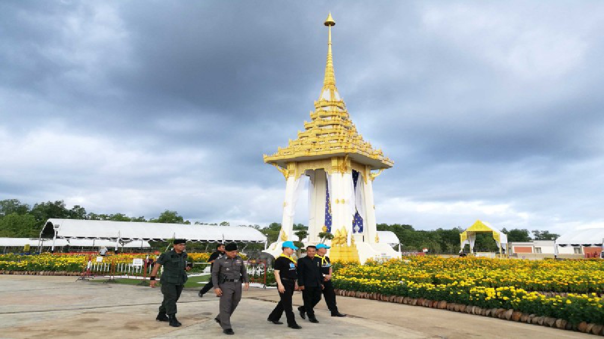 ชุมพร !! ผบช.ภ.8 จับมือผวจ. ตรวจทุกระบบในมณฑลพิธีพระเมรุมาศจำลอง (คลิป)