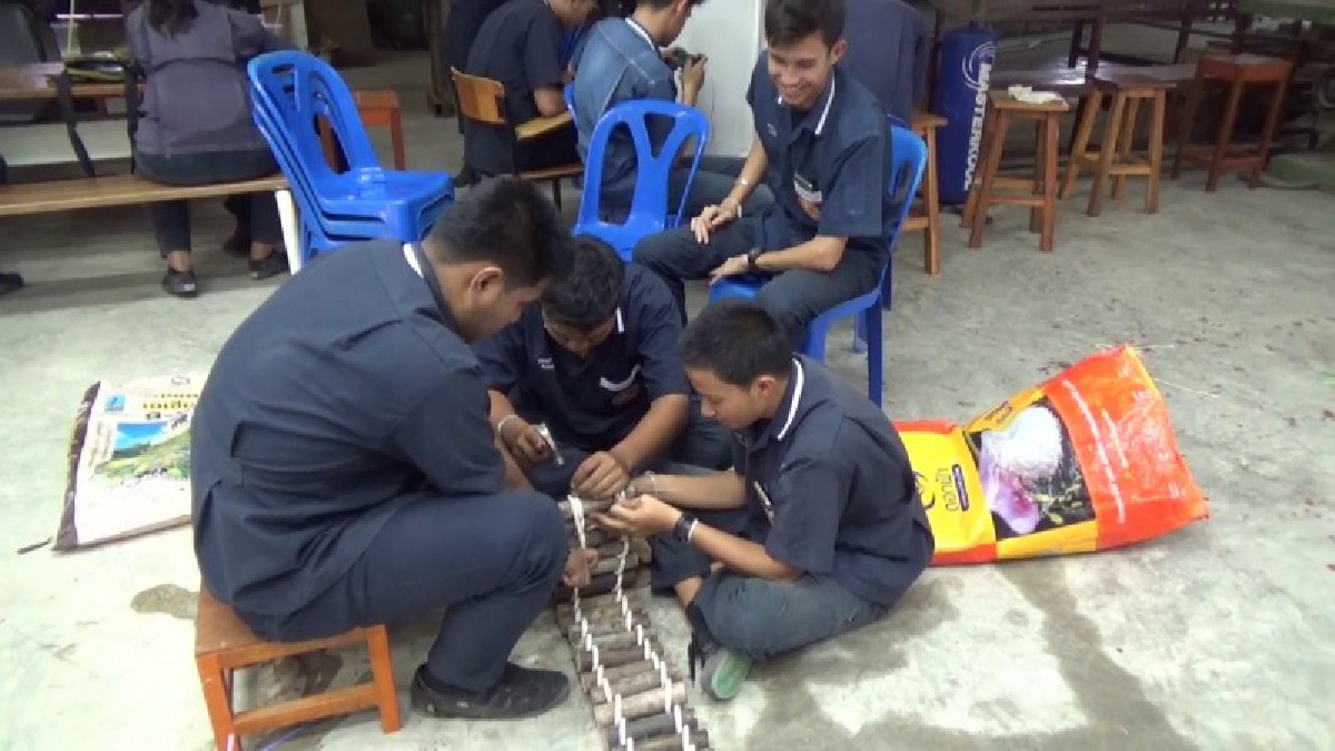 อ่างทอง..!! นักเรียนเทคนิค จิตอาสาร่วมกันทำลูกระนาด ล้อมต้นดาวเรือง ปรับภูมิทัศน์พระเมรุมาศจำลอง (มีคลิป)