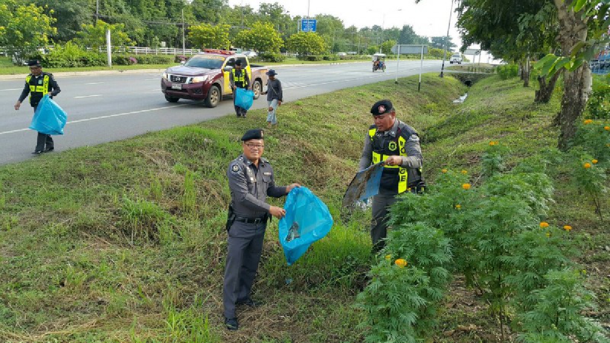 ทำความดีเพื่อพ่อ !! ตำรวจทางหลวง ทำความดีเพื่อพ่อ ด้วยการเก็บขยะ ที่ริมถนนสายสระบุรี-หล่มสัก ตามโครงการจิตอาสา &ldquo;เราทำความดี ด้วยหัวใจ&rdquo;