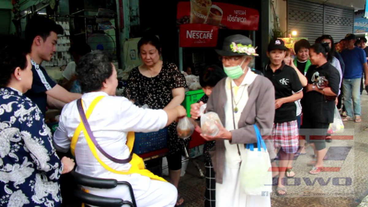 น้ำใจยิ่งกว่าภูเขา!! คุณแม่ร้านล็อตเตอรรี่ใจบุญ ทำอาหารแจกฟรี ช่วงเทศกาลถือศีลกินเจ 9 วัน คนแห่รับคับคั่ง (คลิป)