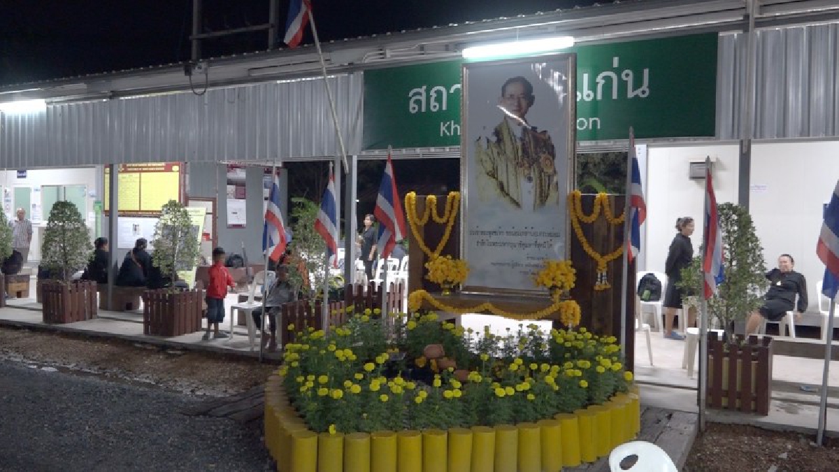 พสกนิกรชาว จ.ขอนแก่น เดินทางเข้ากรุงเทพ เพื่อร่วมพระราชพิธีถวายพระเพลิงพระบรมศพ ในหลวง ร.9 หลังทางการรถไฟเพิ่มขบวนรถให้บริการ