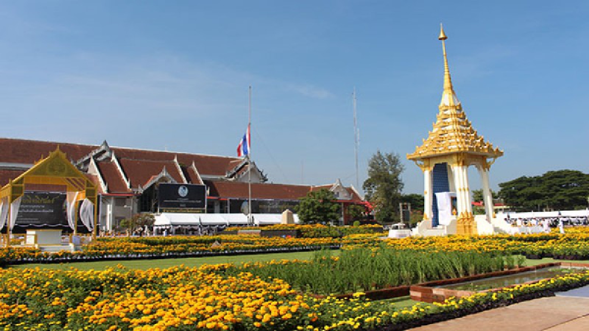จังหวัดสกลนครอัญเชิญพระบรมฉายาลักษณ์ ประดิษฐานบนพระเมรุมาศจำลอง