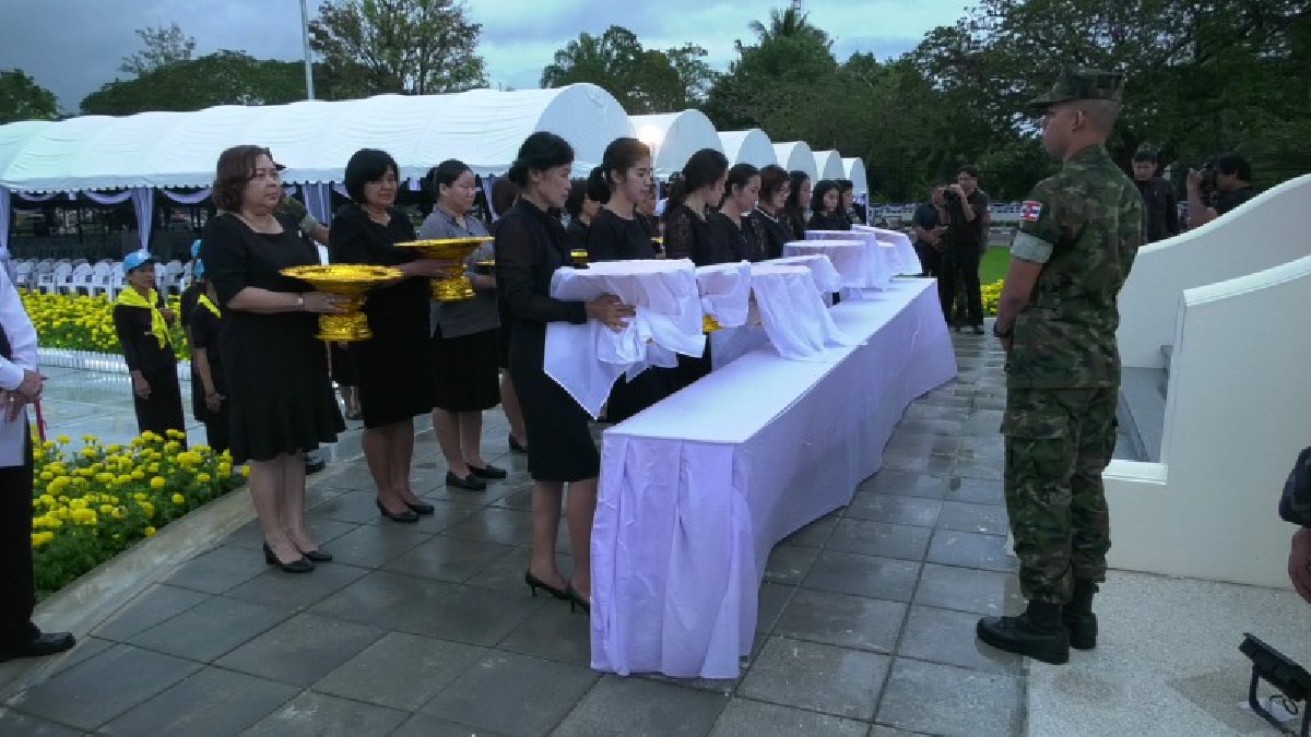 ตราด..!! ซ้อมพิธีถวายดอกไม้จันทน์ ในงานพระราชพิธีถวายพระเพลิงพระบรมศพ ในหลวง ร.9 ท่ามกลางสายฝนที่โปรยปราย