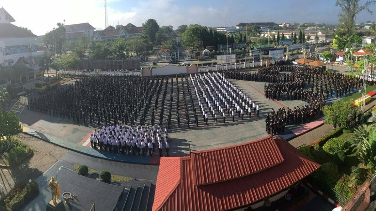 เทคนิคสุราษฎร์ธานี กว่า 1,500 คน ร่วมแสดงความอาลัยเป็นพระราชกุศล แปรอักษรเป็นเลข ๙ ก่อนถึงวันถวายพระเพลิงพระบรมศพในหลวงรัชกาลที่๙