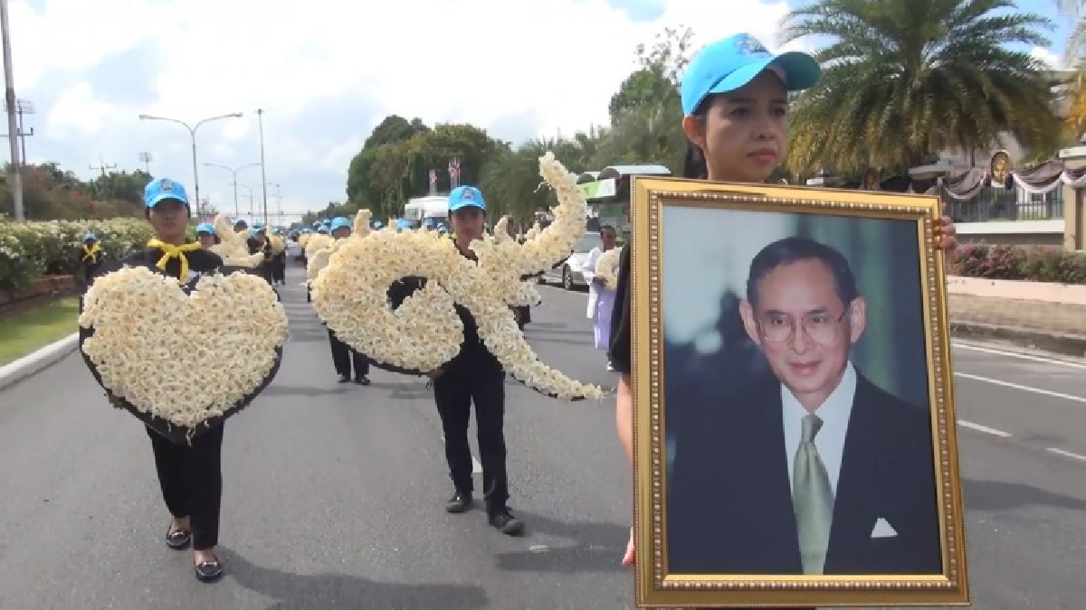 จัดริ้วขบวนจิตอาสากว่า 12,000 คน ร่วมอัญเชิญดอกไม้จันทน์หลายแสนดอก เดินเท้าจากที่ว่าการอำเภอเมืองสงขลาไปที่บริเวณพระเมรุมาศจำลอง