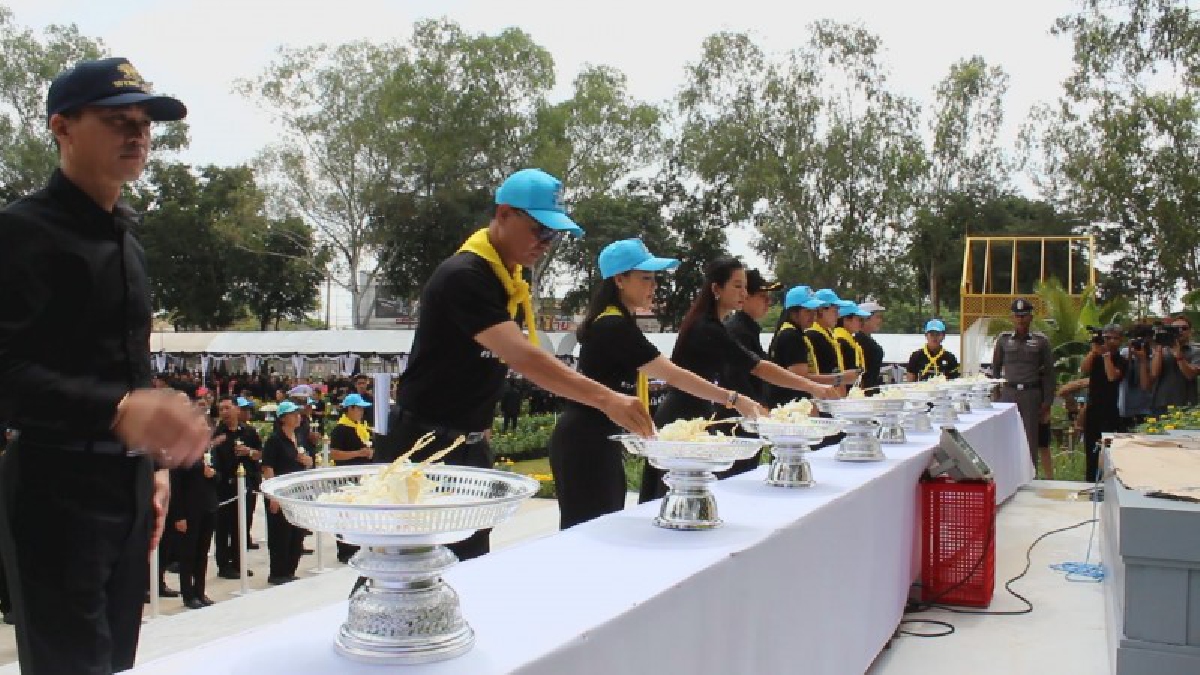 ทุกภาคส่วนอำเภอเสิงสางโคราช พร้อมใจ !! ซ้อมใหญ่เสมือนจริงพิธีถวายดอกไม้จันทน์ในหลวงรัชกาลที่ 9 (คลิป)