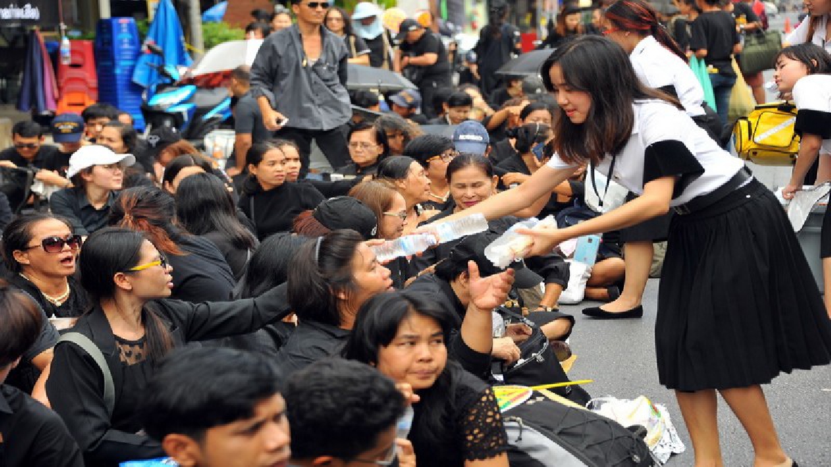 นักศึกษาไทย-เทศ จิตอาสา ร่วมสิงห์อาสา แจกน้ำดื่มพระราชพิธีถวายพระเพลิงพระบรมศพ