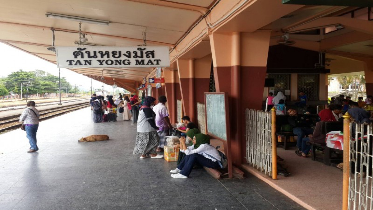 ชาวนราธิวาส ปชช.ร่วมเดินทางด้วยรถไฟฟรี เพื่อไปร่วมงานพระราชพิธีถวายพระเพลิง พระบรมศพฯ ที่ท้องสนามหลวง..!!