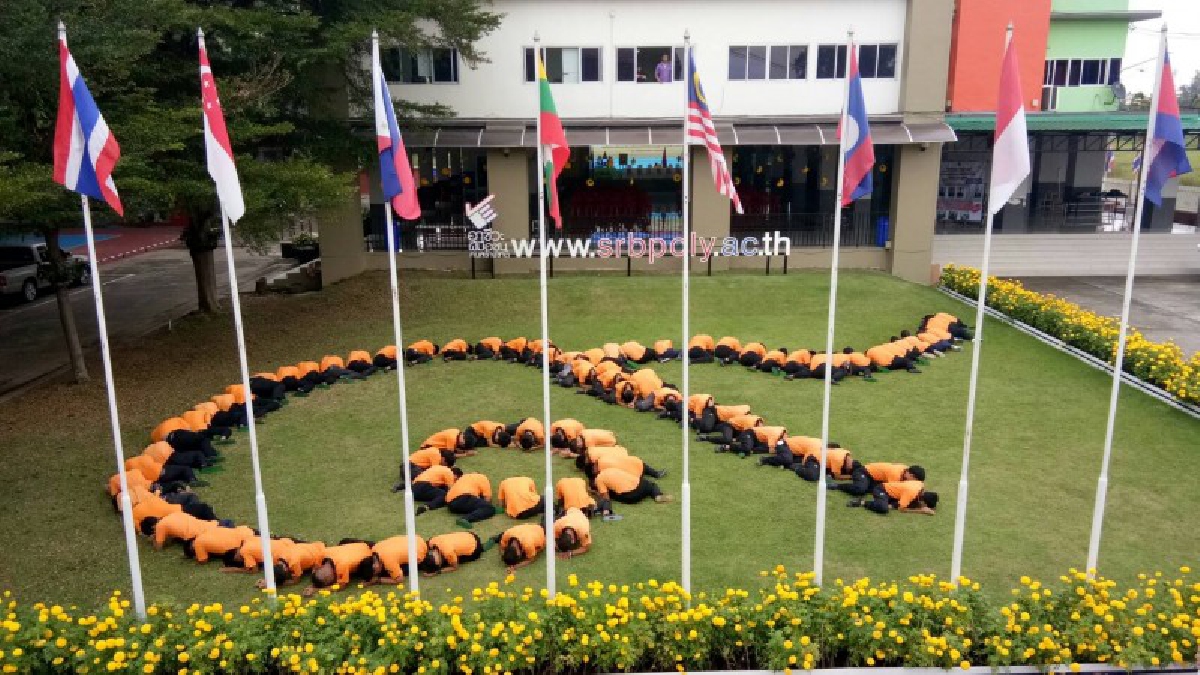 ผู้บริหาร ครู นักเรียน วิทยาลัยสารพัดช่างสระบุรี ร่วมจิตอาสาพัฒนาสถานที่วางดอกไม้จันทน์ ถวายเป็นพระราชกุศลในหลวง ร.9 (คลิป)