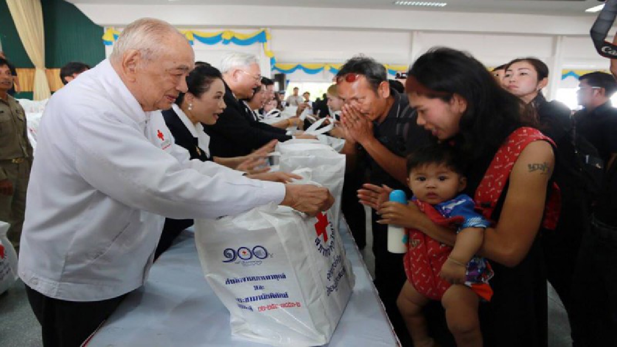 สภานายิกาสภากาชาดไทย พระราชทานชุดธารน้ำใจ ฯ พร้อมน้ำดื่ม ปลอบขวัญผู้ประสบอุทกภัย จังหวัดสิงห์บุรี