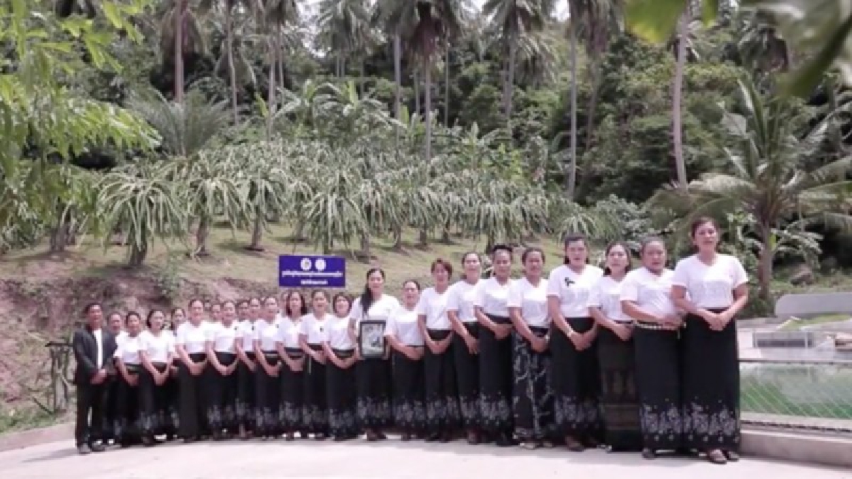 น้ำตาไหล !! ชาวเกาะเต่า จัดทำคลิปร้องประสานเสียง “รักพ่อ ไม่มีวันพอเพียง” แสดงความอาลัย พ่อหลวง ร.9 (คลิป)