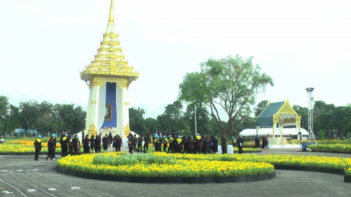 ปราจีนบุรี !! นำจิตอาสากว่า 80,000 คน ซ้อมใหญ่เหมือนจริง พิธีถวายพระเพลิงพระบรมศพ-วางดอกไม้จันทน์อย่างยิ่งใหญ่ พร้อมเพรียง (คลิป)