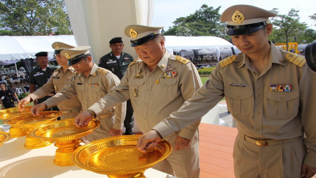 สุรินทร์ซ้อมใหญ่พิธีการถวายดอกไม้จันทน์ของข้าราชการที่พระเมรุมาศจำลอง เพื่อให้การวางดอกไม้จันทน์เป็นไปอย่างถูกต้อง เรียบร้อยและสมพระเกียรติ