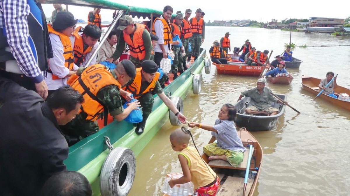 เราไม่ทิ้งกัน !! ทหารลงเรือแจกข้าวสาร-น้ำดื่ม และถุงบรรเทาภัย ช่วยเหลือประชาชนที่ถูกน้ำท่วม ริมเจ้าพระยา