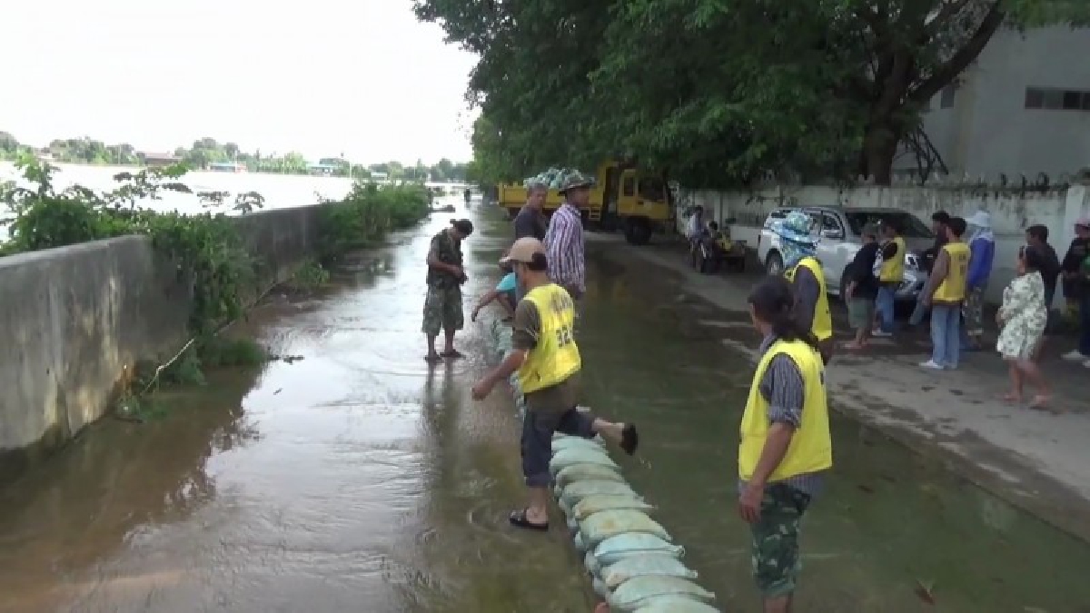 เทศบาลเมืองรวมพลังสามล้อแดงจิตอาสาป้องกันเขตเศรษฐกิจศูนย์ราชการ หลังน้ำเจ้าพระยาสูงขึ้นอย่างต่อเนื่องและมีการรั่วซึมตลอดแนวป้องกัน