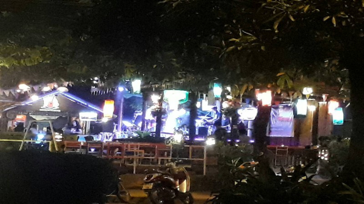 ไม่มีสามัญสำนึก ..? ชาวบ้านจี้หน่วยงานสอบด่วน "ร้านอาหารชื่อดัง เปิดแสดงดนตรีสด" ไม่แคร์ความรู้สึกประชาชน ในวันสำคัญ (คลิป)