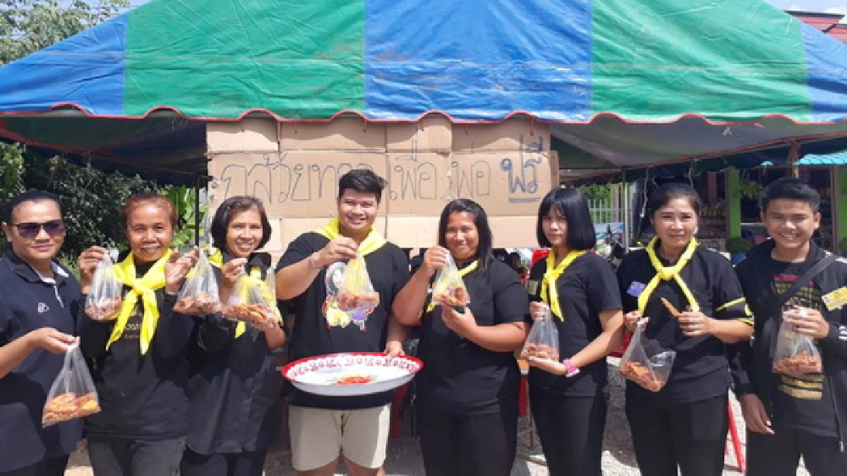 ชาวบ้านดอนโกสุโขทัยร่วมใจทำเพื่อพ่อ แจกฟรี กล้วยทอด 200 กก. สัญญาจะทำ “ความดี” ตลอดไป