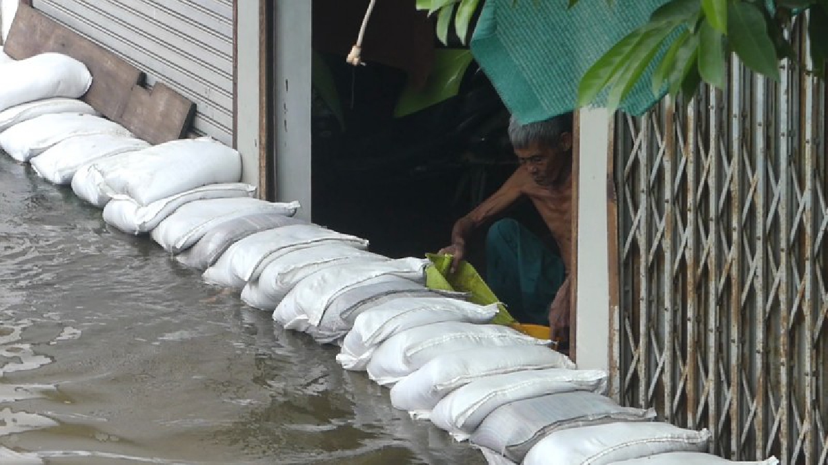 ปทุมธานี !! อดีตผู้บัญชาการนครบาลห่วงประชาชน แจกกระสอบทรายบรรเทาความเดือดร้อน ช่วงระดับน้ำช่วงสูง