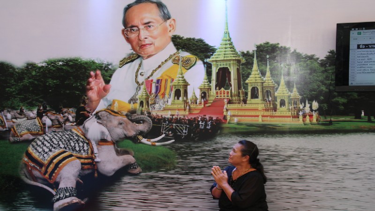 ข้าราชการและพสกนิกรทุกหมู่เหล่าชาวอยุธยา ประกอบพิธีบำเพ็ญกุศลสวดพระอภิธรรมคืนสุดท้ายก่อนออกพระเมรุมาศฯ(ชมคลิป)