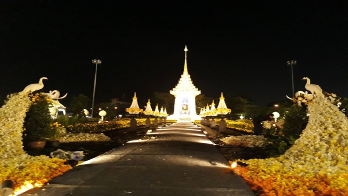 ชาวระยองเดินทางชมพระเมรุมาศจำลอง พร้อมชมมหรสพแสดงหน้าพระเมรุมาศ อย่างเนืองแน่นขณะที่จิตอาสากว่าร้อยคนเร่งประดับดอกไม้สดให้แล้วเสร็จในค่ำคืนน