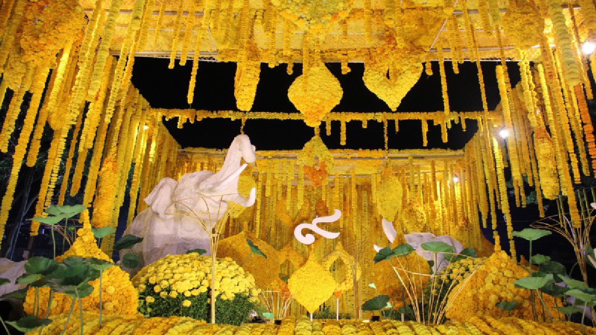 พ่อเมืองช้าง ตรวจความพร้อมการจัดเตรียมสถานที่และการประดับตกแต่งบริเวณโดยรอบพระเมรุมาศจำลองของจังหวัดสุรินทร์