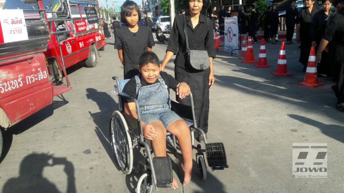 พสกนิการทุกหมู่เหล่าในเขตเมืองสุรินทร์ ทั้งเด็กและคนชรา ต่างเดินทางมาวางถวายดอกไม้จันทน์กันอย่างเนืองแน่น ถวายความอาลัยต่อพ่อหลวงร.9(คลิป)