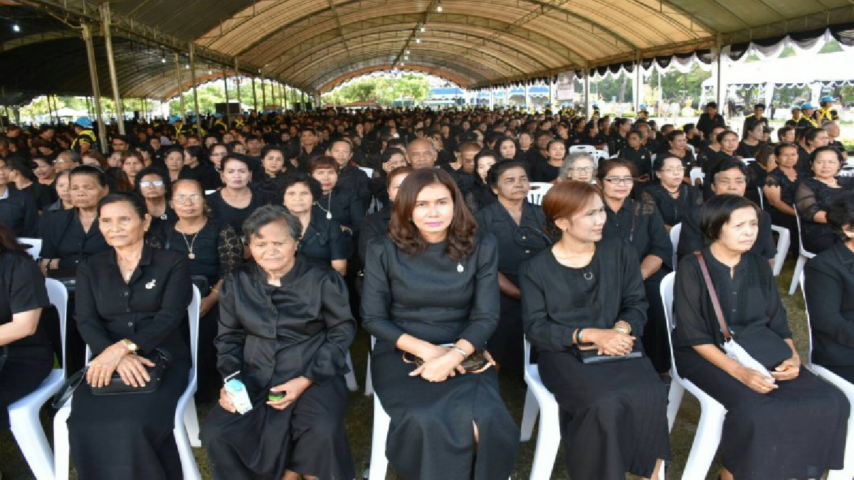 ในจังหวัดนครศรีธรรมราช ร้านค้าห้างต่างๆปิดสนิท เพราะทุกคนต่างเข้าร่วมพระราชพิธีฯ