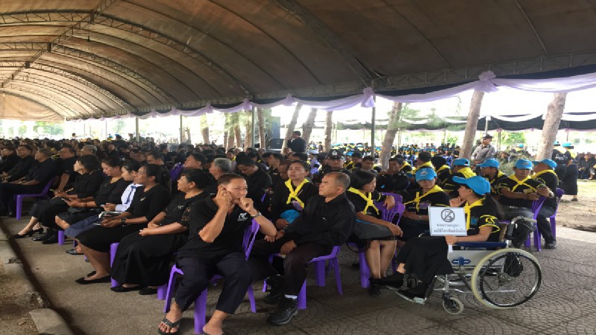 ประชาชนล้นหลาม!! ชาวนราธิวาสทยอยร่วมพิธีถวายดอกไม้จันทน์ ณ พระเมรุมาศจำลอง