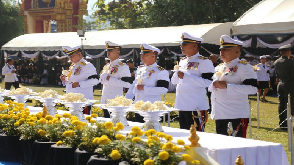 อำเภอทุ่งสง จังหวัดนครศรีธรรมราช ประกอบพิธี ถวายดอกไม้จันทน์ งานพระราชพิธีถวายพระเพลิงพระบรมศพ ในหลวงรัชกาบที่ 9 พสกนิกรจำนวนมากหลั่งใหลเข้า